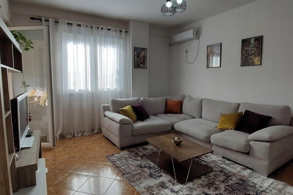 Cozy Sunlit Apartment With Scenic Balcony View Tirana Buitenkant foto