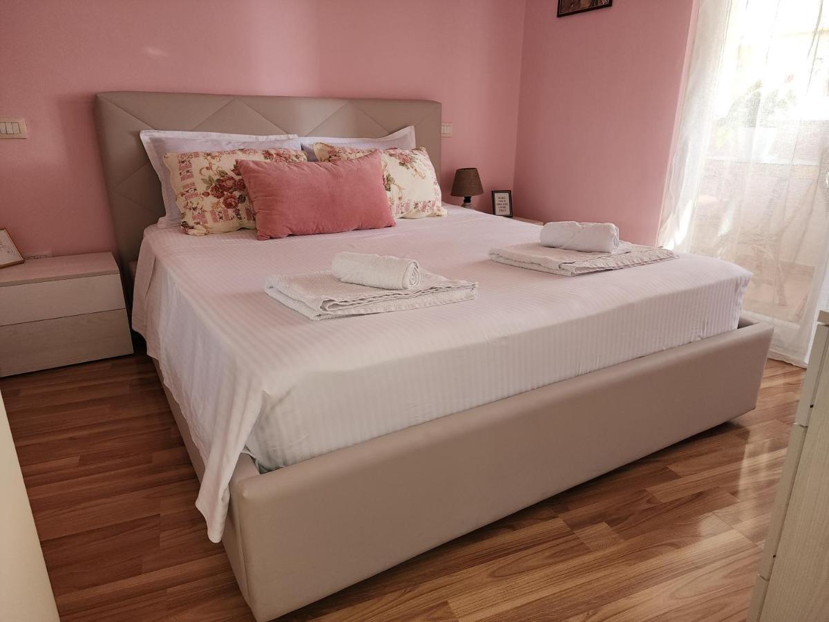 Cozy Sunlit Apartment With Scenic Balcony View Tirana Buitenkant foto